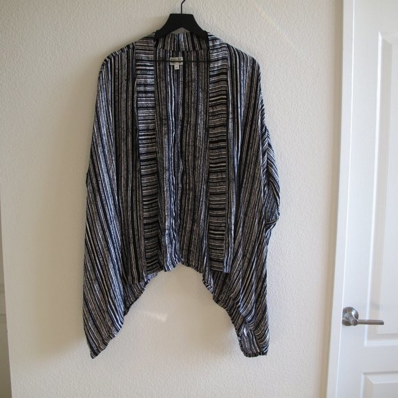 RVCA Black and Cream Striped Kimono Wrap - Picture 4 of 10